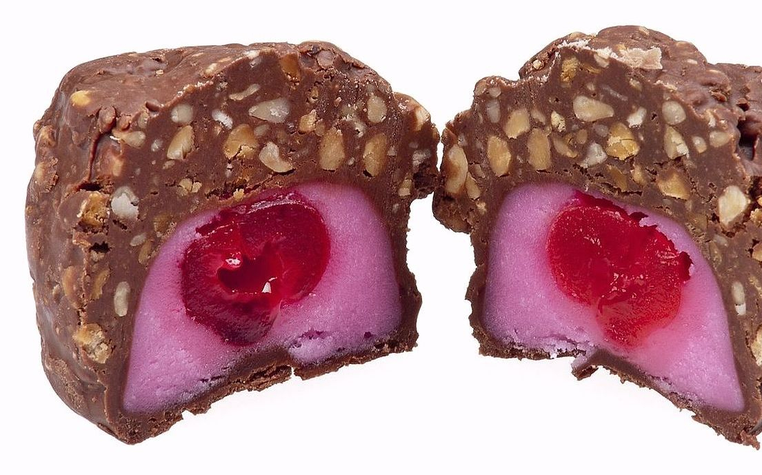 Un bombón de chocolate artesanal en una bandeja elegante